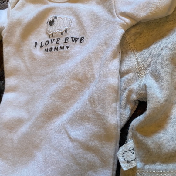SOLD! Carters Preemie Baby Unisex Bundle Outfits. Jumpsuit and 3 piece set. - Picture 5 of 8